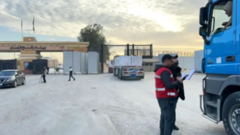 الهلال الأحمر يطلق القافلة 163 «زاد العزة» حاملة 3,360 طن مساعدات لغزة