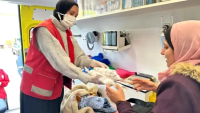 الهلال الأحمر المصري يطلق قافلة زاد العزة 166 ويستقبل الدفعة 26 من المصابين الفلسطينيين