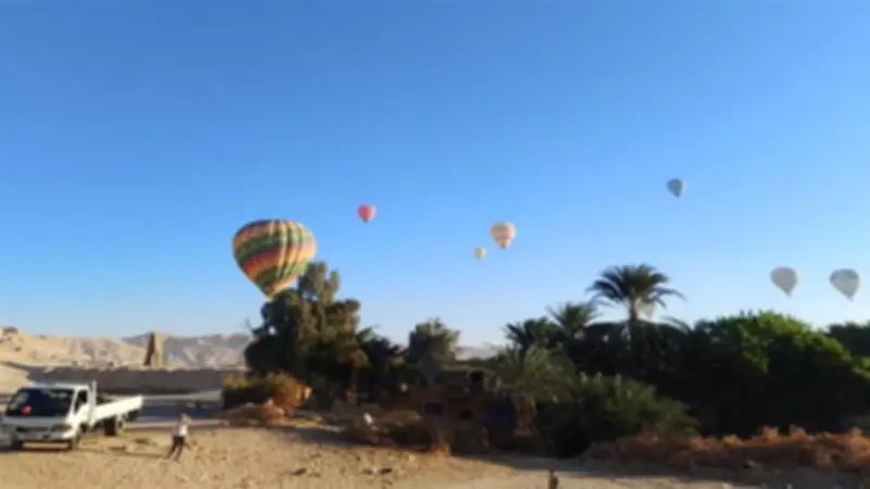1750 سائحًا يحلقون فيسماء الأقصر عبر 70 رحلة بالون طائر في مشهد مبهر