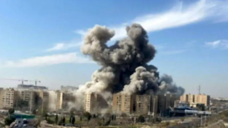 الهلال الأحمر الإيراني: 19734 مبنى مدنياً تضرراً منها مراكز طبية وتعليمية