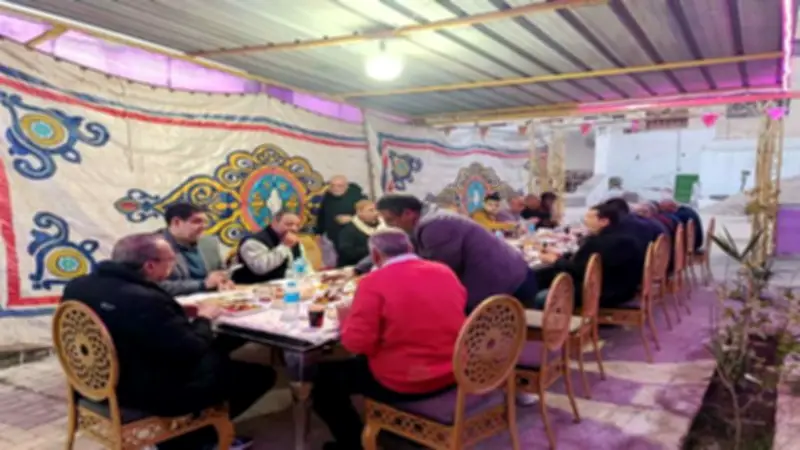 مائدة الذكريات.. دفعة 1982 من مدرسة بيلا الثانوية تجتمع في إفطار رمضاني سنوي