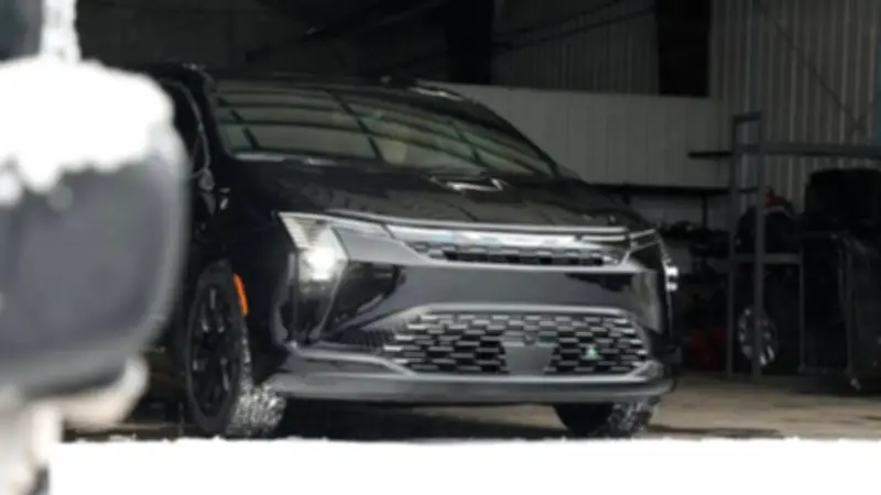 كرايسلر تكشف النقاب عن باسيفيكا 2027: سيارة SUV رياضية بتصميم عصري وتقنيات أمان متطورة