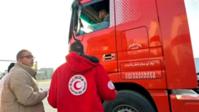 الهلال الأحمر المصري يطلق قافلة مساعدات إنسانية ضخمة إلى غزة تحمل 2700 طن