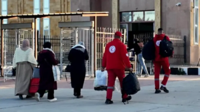 الهلال الأحمر المصري يطلق قافلة مساعدات إنسانية جديدة إلى غزة تحمل 2,820 طنًا