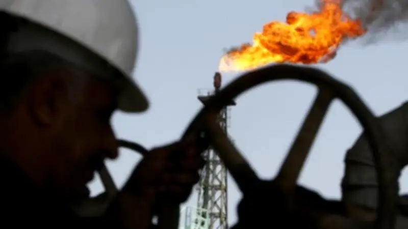 ارتفاع تاريخي لأسعار النفط بنسبة 30% متجاوزاً 117 دولاراً للبرميل بسبب الحرب على إيران