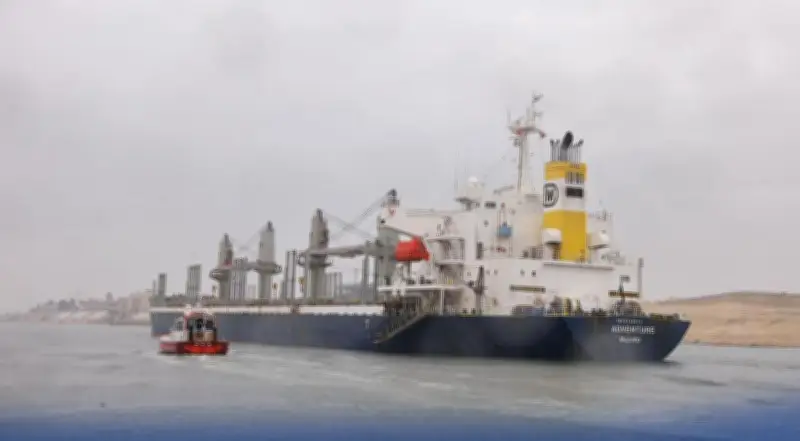 قناة السويس تشهد عبور 39 سفينة بحمولات صافية تبلغ 1.6 مليون طن خلال اليوم