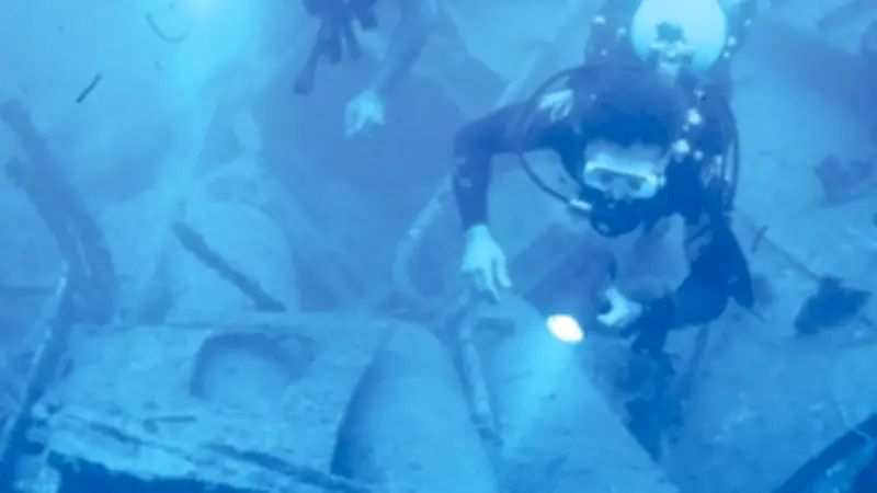 عاصفة تكشف كنزاً بحرياً مدفوناً منذ 395 عاماً: ظهور بقايا سفينة تاريخية على سواحل إنجلترا