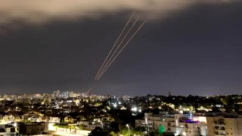 تضرر 40 مبنى وإجلاء 200 شخص في تل أبيب جراء القصف الإيراني ردا على الهجوم الإسرائيلي