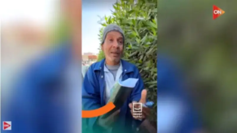مذيع «حياة كريمة» يهدي عاملًا مسنًا 40 ألف جنيه.. والعامل يبكي: «مش معايا إلا 5 جنيه»