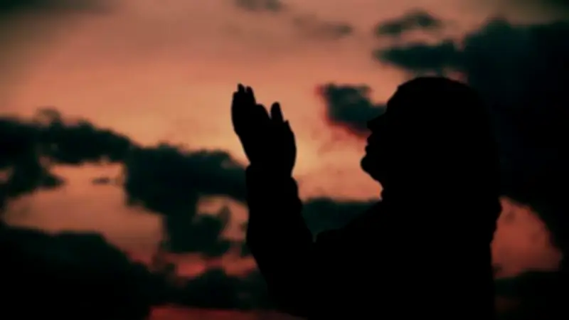 موعد أذان المغرب اليوم الاثنين في القاهرة: 5:55 مساءً وساعات الصيام 13 ساعة و21 دقيقة