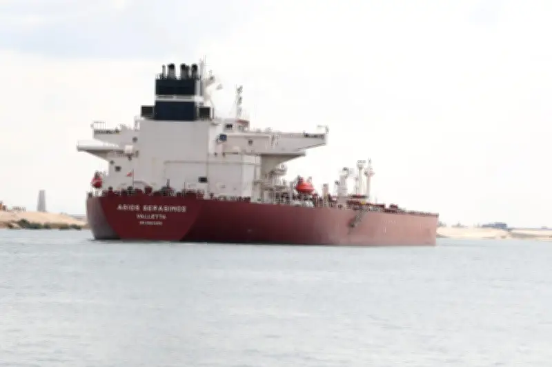 قناة السويس تسجل عبور 56 سفينة بحمولات تجاوزت 2.6 مليون طن خلال 24 ساعة