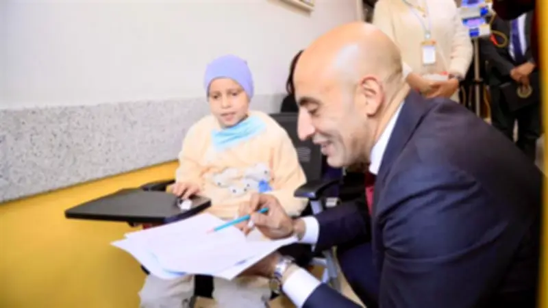 وزير التعليم يزور مستشفى 57357 لعلاج سرطان الأطفال: أبطال يعالجون أبطال