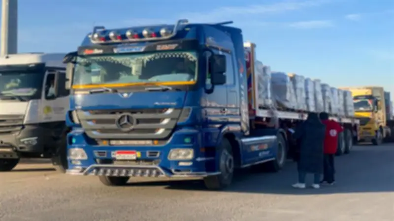 الهلال الأحمر المصري يدفع بأكثر من 76 ألف سلة غذائية و18 ألف قطعة ملابس شتوية إلى غزة