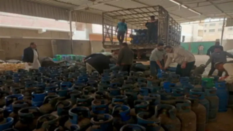 محافظ الجيزة يتفقد توزيع 950 أسطوانة غاز إضافية في قرى منشأة القناطر