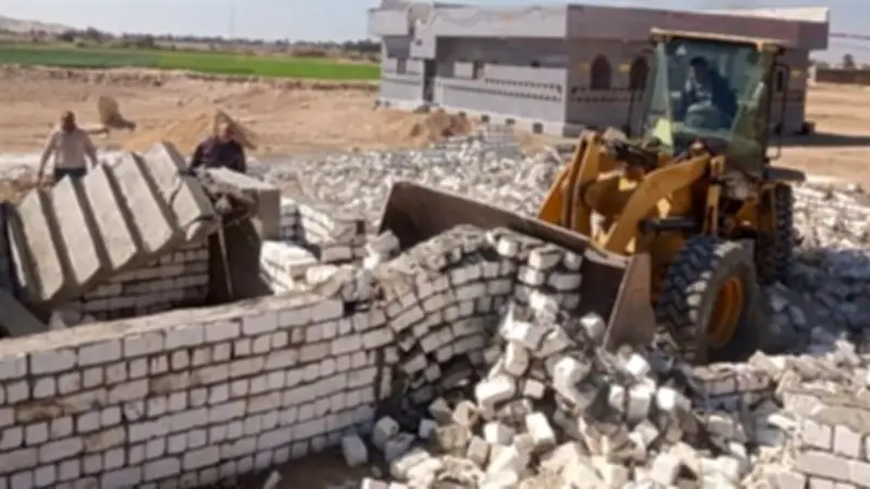 محافظ قنا: إزالة 98 حالة تعدٍ على الأراضي في 4 مراكز ضمن حملات مكثفة