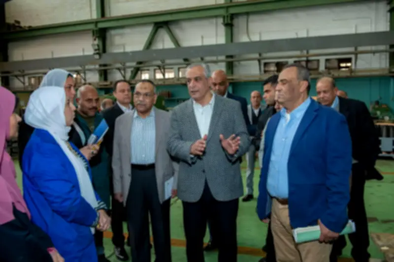 مكافأة مالية لعمال مصنع 99 الحربي لإعادة تشغيل ماكينة توقفت لعقود