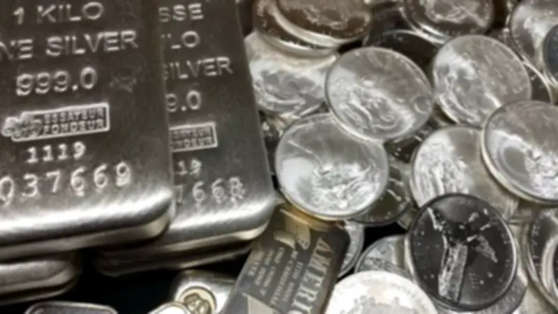 استقرار سعر الجنيه الفضة في مصر عند 990 جنيهاً مع توقعات صعودية لعام 2026