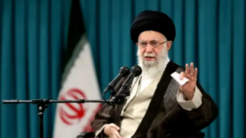 الحرس الثوري الإيراني يهدد بالانتقام من قتلة المرشد خامنئي بعد اغتياله مع ثمانية قادة