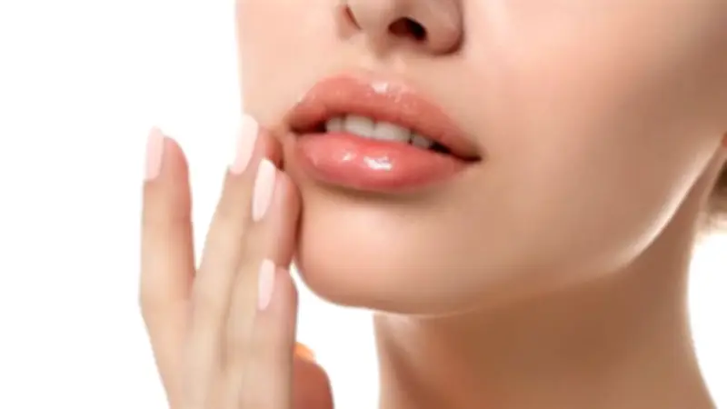 جفاف الشفاه في رمضان: وصفات طبيعية آمنة للترطيب أثناء الصيام