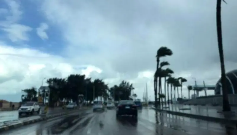 توقعات الطقس اليوم: أمطار متفرقة على عدة مناطق مع انخفاض في درجات الحرارة