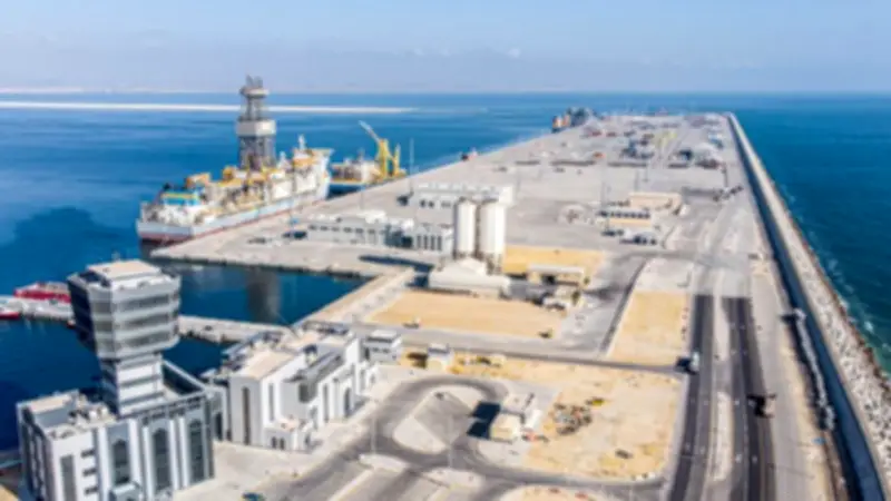 هجوم بطائرتين مسيرتين يستهدف ميناء الدقم التجاري في سلطنة عمان