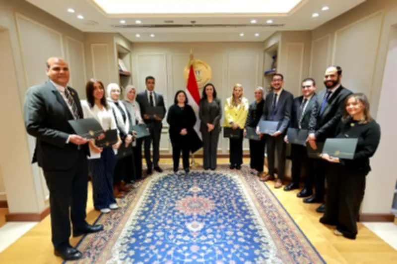 وزيرة التضامن تكرم فريق عمل الوزارة المشارك في معرض الحرف الدولي بالهند