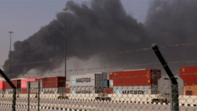 انفجارات متواصلة في دبي والدوحة واستهداف إيراني لميناء الدقم العماني