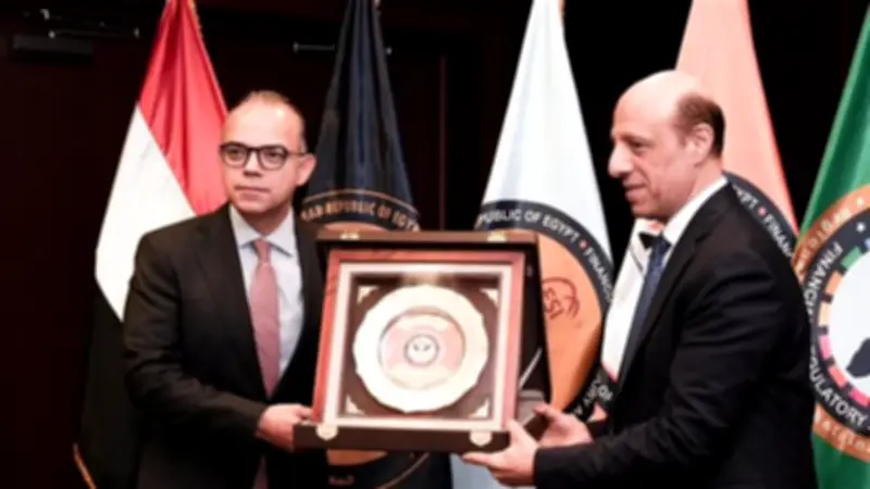 الرقابة المالية تكرم وزير الاستثمار السابق محمد فريد صالح تقديرًا لإنجازاته الرئاسية