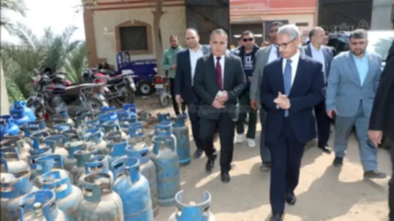 محافظ بني سويف يشن حملة مفاجئة على مستودع بوتاجاز في إهناسيا لضمان السلامة