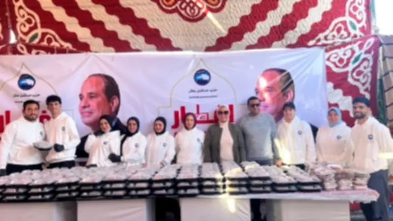 حملة "إفطار مسافر" بالإسماعيلية توزع وجبات ساخنة على المسافرين في رمضان