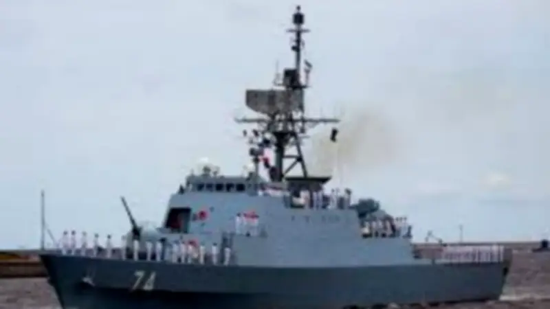 تصعيد عسكري في الخليج: فرقاطة إيرانية تغرق بعد إصابتها بنيران أمريكية