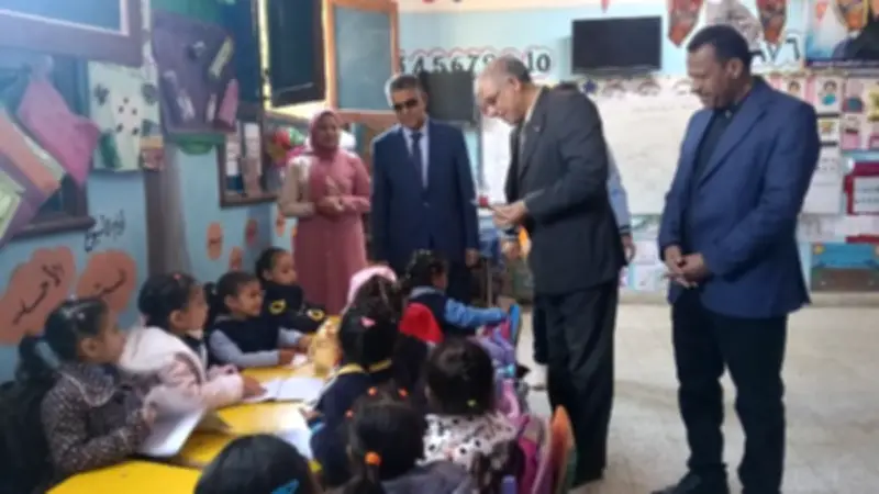 مدير تعليم قنا يقود فريق «الأتوبيس الطائر» للتفتيش الإداري والفني بأبوتشت