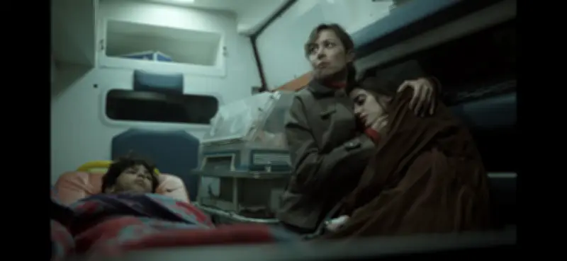 مشهد مؤثر أبكى الجمهور في مسلسل 'صحاب الأرض'.. وفاة فدوى في أحضان منة شلبي