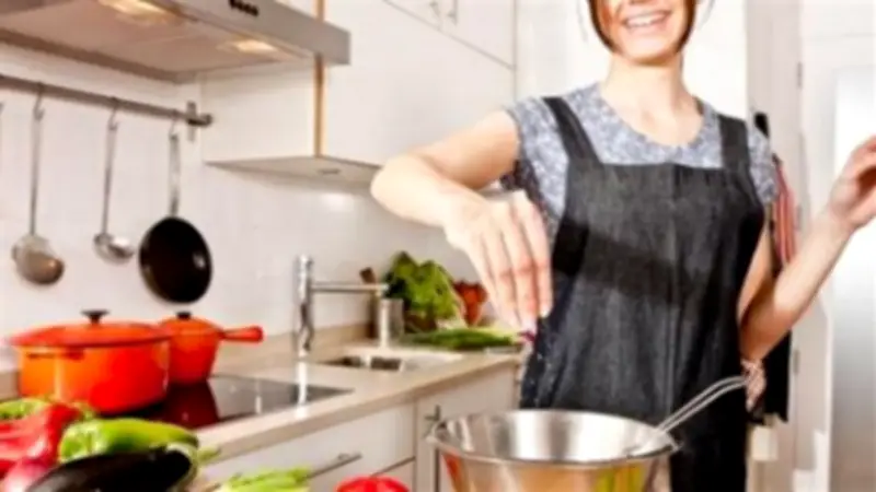 تحذير لربات البيوت: سلوكيات خاطئة في رمضان تهدد صحتك وتسبب الإرهاق