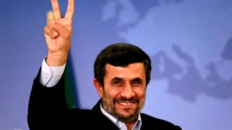 أحمدي نجاد ينفي شائعات مقتله ويوجه بيان تعزية للمرشد خامنئي بعد الهجوم الأمريكي الإسرائيلي