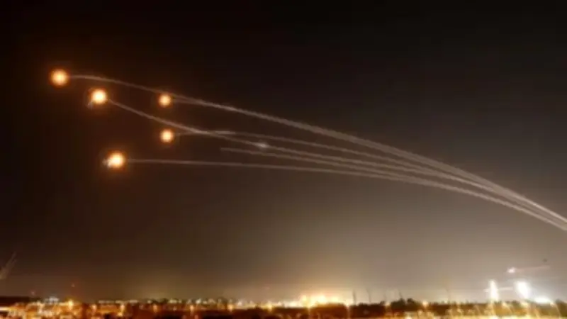 دوي انفجارات عنيفة يهز تل أبيب ومناطق وسط إسرائيل دون إنذار مسبق