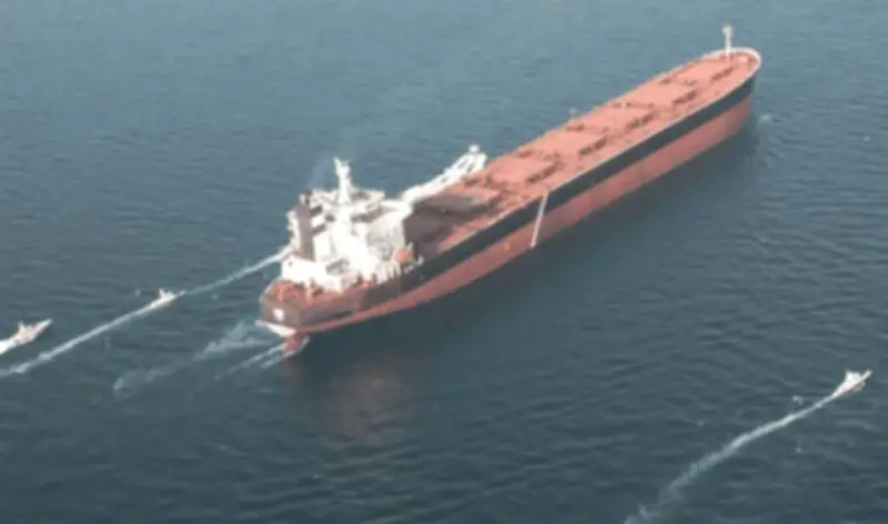 تصعيد إيراني أمريكي: إيران تزعم ضرب سفن أمريكية وواشنطن تنفي