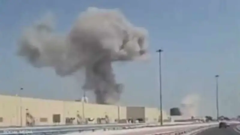 البحرين: مقتل عامل وإصابة اثنين بجروح خطيرة بعد سقوط حطام صاروخ على سفينة