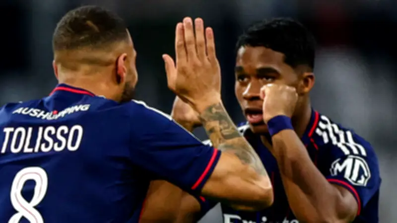 مارسيليا يتفوق على ليون في مباراة مثيرة بالدوري الفرنسي ويقترب من الصدارة