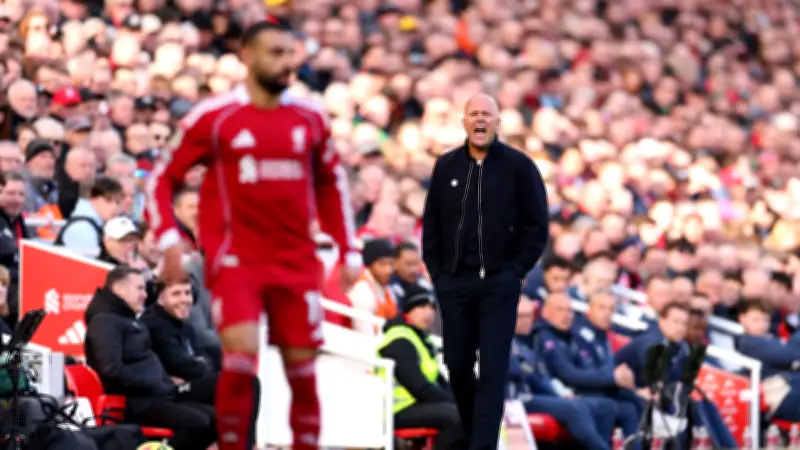 سلوت يثير الجدل بتصريح غريب عن صلاح: نظافة الشباك معيار التقييم!