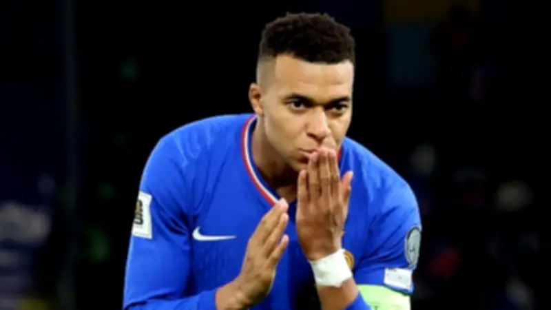 مبابي يستشير أطباء في فرنسا لإصابة الركبة ويُثير قلق ريال مدريد