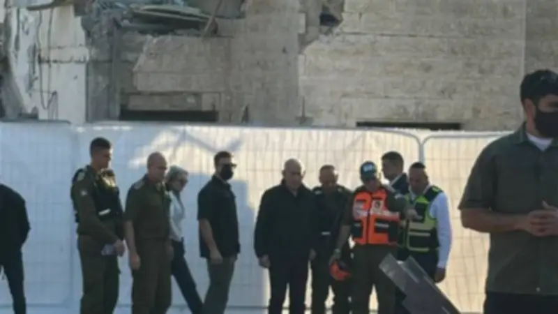 ظهور نتنياهو في موقع سقوط الصواريخ الإيرانية بعد شائعات اغتياله