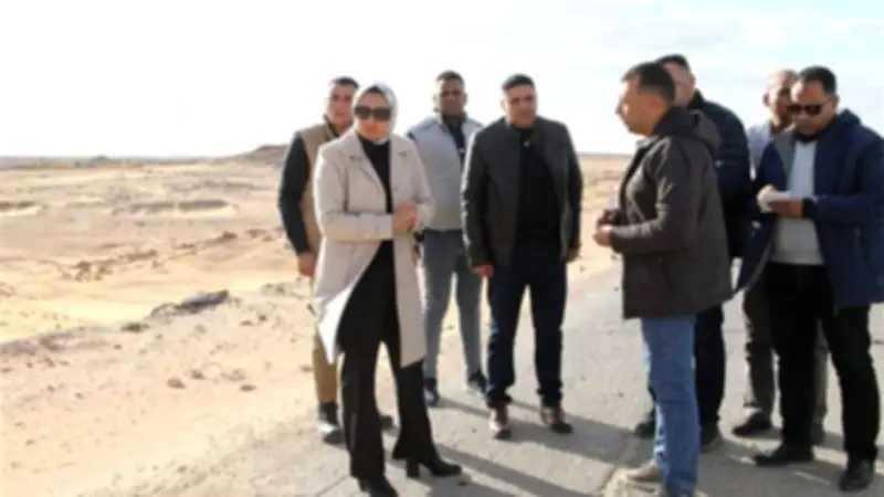 محافظ الوادي الجديد تتابع تنفيذ طرق بلاط وتوجه بسحب أعمال طريق الخارجة/الداخلة