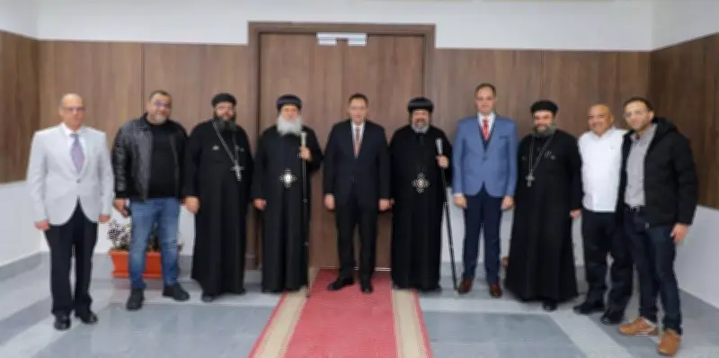 محافظ دمياط يستقبل وفدًا كنسيًا لمناقشة التهنئة بثقة القيادة السياسية