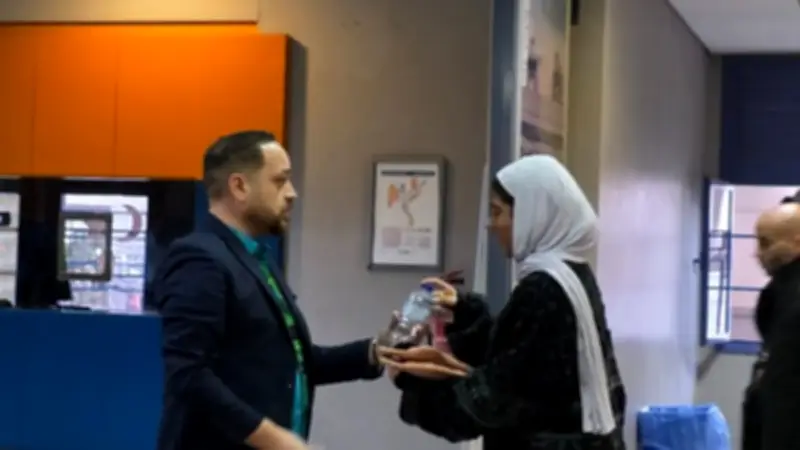 شركة فرنسية توزع التمر والمياه على ركاب المترو وقطار العاصمة في رمضان