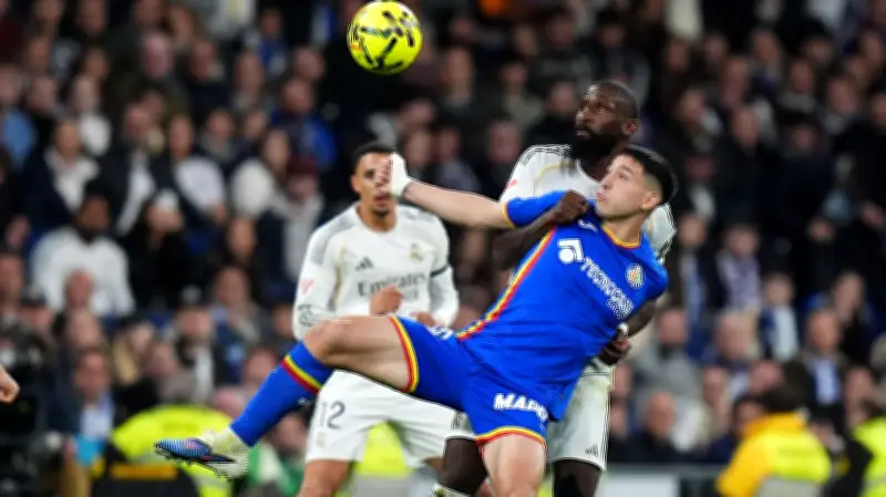 كارثة تحكيمية في الدوري الإسباني: روديجر يفلت من الطرد بعد ركلة وحشية في وجه خيتافي