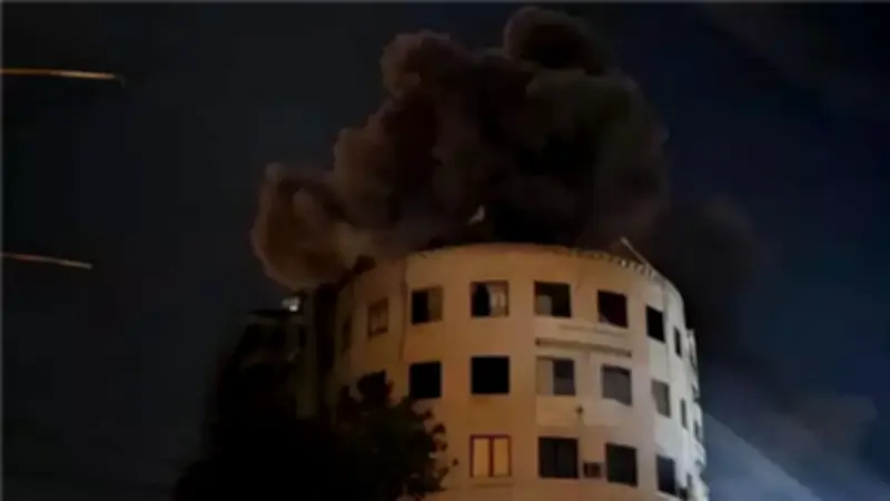 الطيران الإسرائيلي يستهدف مقر قناة المنار التابعة لحزب الله في بيروت