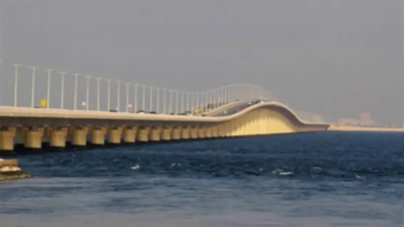 طائرة مسيرة تستهدف جسر الملك فهد الرابط بين البحرين والسعودية في تصعيد عسكري جديد