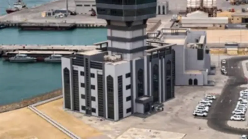 عُمان تعلن تعرض خزانات وقود ميناء الدقم لهجمات بطائرات مسيرة وسط تصاعد التوترات الإقليمية