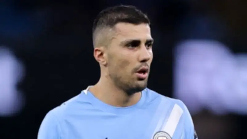 رودري على مفترق طرق: تجديد عقده مع مانشستر سيتي أو مغادرة النادي في الصيف